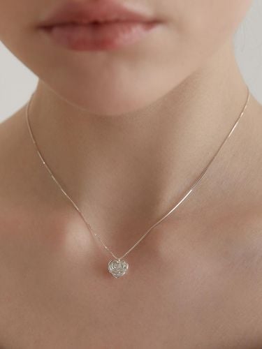 Tiny Rose Flower Heart Necklace - TATIANA - Modalova