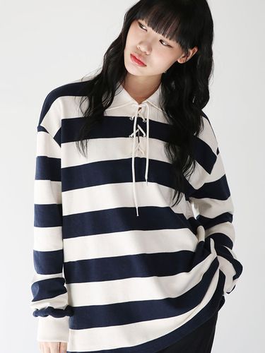 Lace Up Stripe Rugby T-shirt_Navy - PIECEMAKER - Modalova