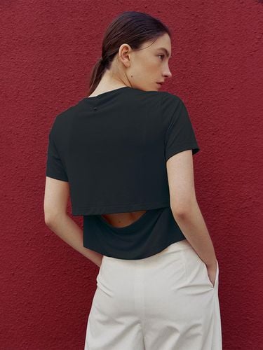 Back Cut-Out Crop Top - JOY GRYSON - Modalova