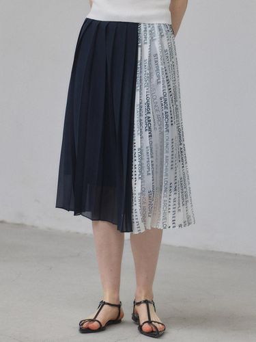 Graphic Pleated Wrap Skirt_Navy - STAYPEOPLE - Modalova