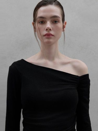 Shirred Wool Half Off Shoulder Top_Black - ouie - Modalova