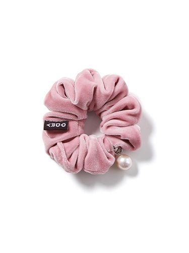 Velvet Pearl Scrunchie - Qduroy - Modalova