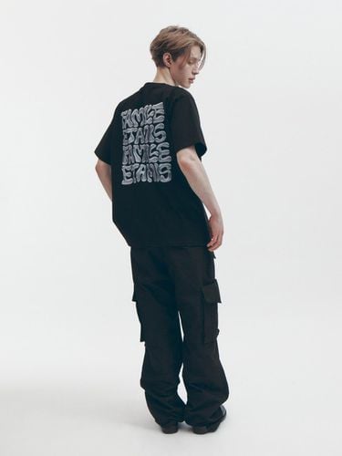 Back Metallic Wave Slogan Print T-shirt_Black - FAMILLE - Modalova