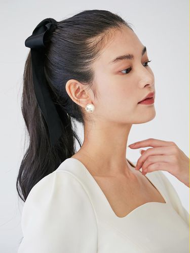 MANDY Classic Ribbon Hair Pin_Black Satin - BAU by Bride And You - Modalova