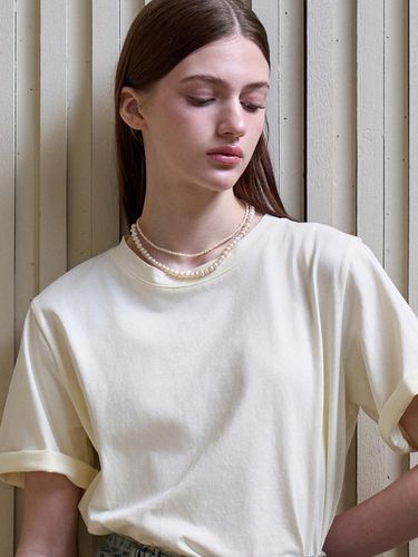 Basic Round Neck Silket Tee_Light Yellow - VOIEBIT for WOMEN - Modalova