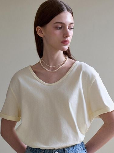 Basic Scoop Neck Silket Tee_Light Yellow - VOIEBIT for WOMEN - Modalova