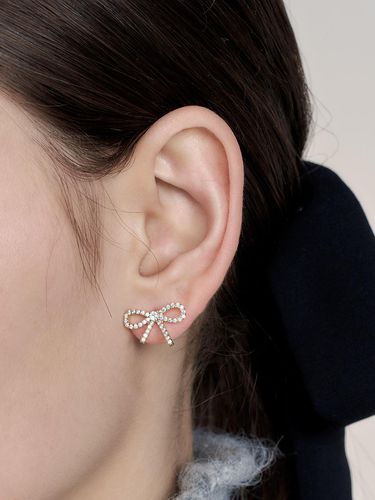 Plain Cubic Ribbon Earring - Hei - Modalova