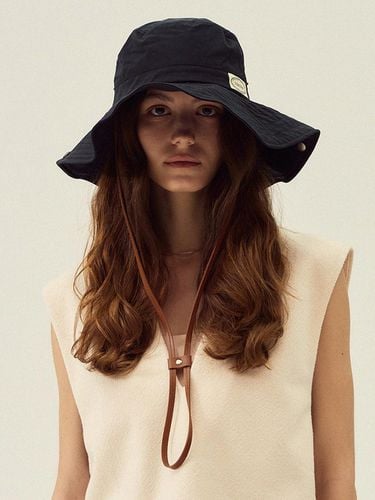 Leather strap Safari Bucket Hat - Marchen - Modalova