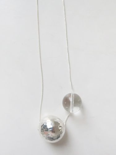 Silver Quartz Hammer Ball Necklace - August Harmony - Modalova