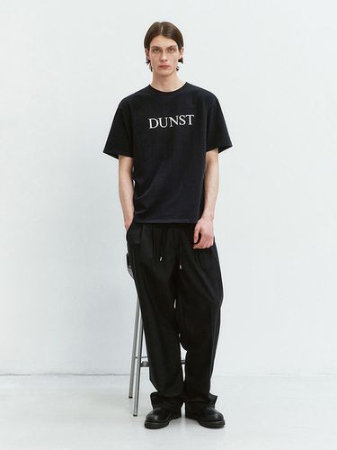 Unisex Serif Logo T-shirt_Black - Dunst for MEN - Modalova