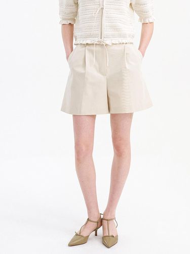 Back Banded Tuck Short Pants - OLIVE DES OLIVE - Modalova