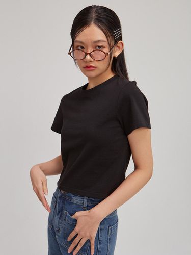 Basic Short Sleeve Crop T-Shirt () - SALON DE YOHN - Modalova