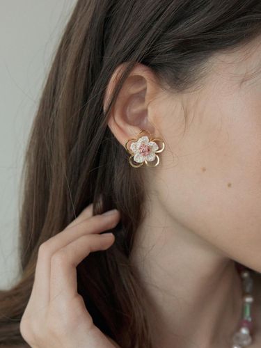 Double Flower Knit Earring_Gold - MERRYMOTIVE - Modalova