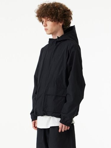 Essential Two Way Zip Up Hooded Windbreaker_Black - URBANAGE - Modalova