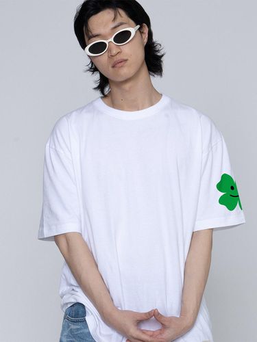 One Side Clover Smile T-shirt_White - GRAVER - Modalova