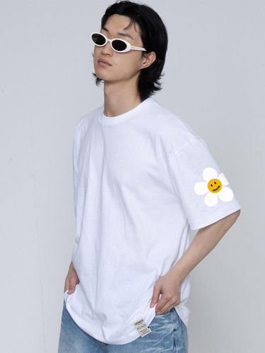 One Side Flower Smile T-shirt_White - GRAVER - Modalova