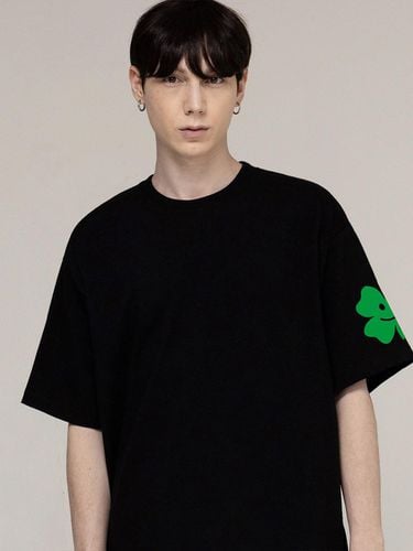 One Side Clover Smile T-shirt_Black - GRAVER - Modalova