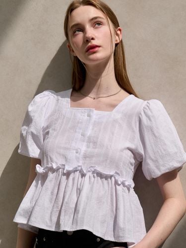 Short Sleeve Frilled Blouse - EIGHT DAYS A WEEK - Modalova