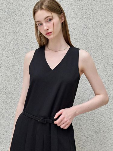 Pleated Belt Dress - Black - EIGHT DAYS A WEEK - Modalova