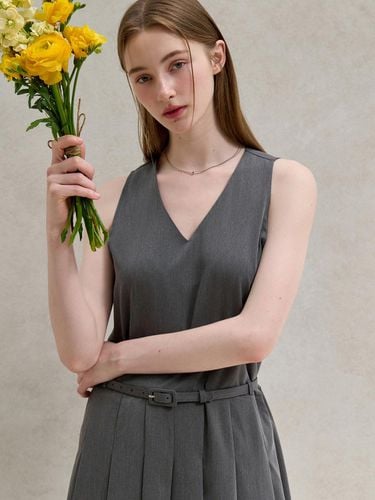 Pleated Belt Dress - Charcoal - EIGHT DAYS A WEEK - Modalova