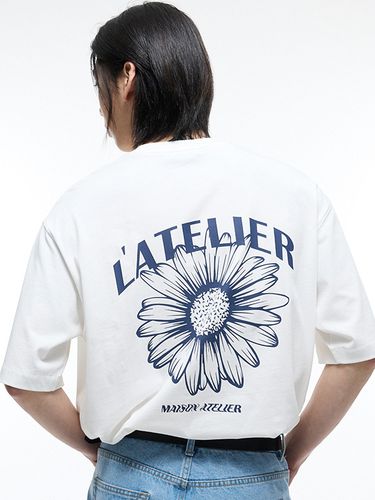 Semi Oversized Flower Graphic T-shirt - TNGT - Modalova