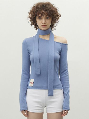 ONE SHOULDER MUFFLER TOP POWDER BLUE - michikolondon - Modalova