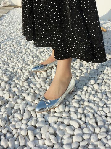 Amor Ribbon Flat Shoes_Silver - CHERTOI SEOUL - Modalova