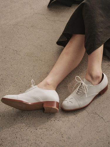 Molly Signature Oxford Shoes_White - OLD HANDS CARVED - Modalova