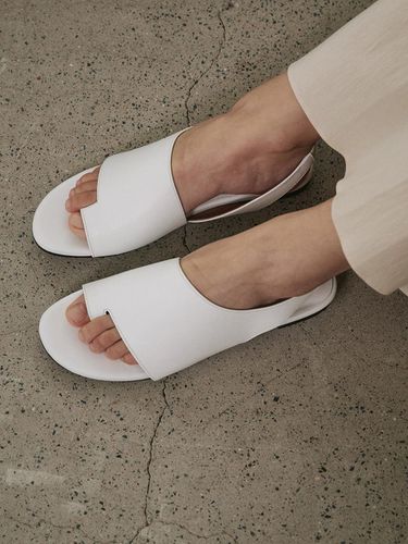 Eve Cut-Out Sandal_White - OLD HANDS CARVED - Modalova