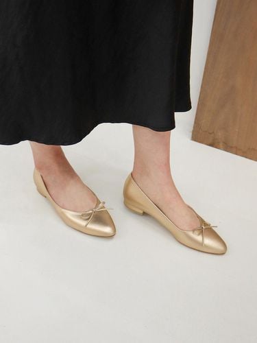 Amor Ribbon Flat Shoes_Gold - CHERTOI SEOUL - Modalova