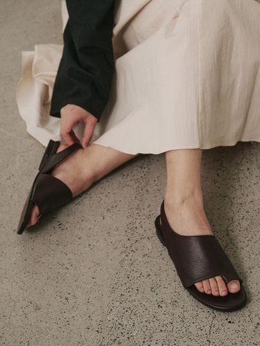 Eve Cut-Out Sandal_Crushed Brown - OLD HANDS CARVED - Modalova