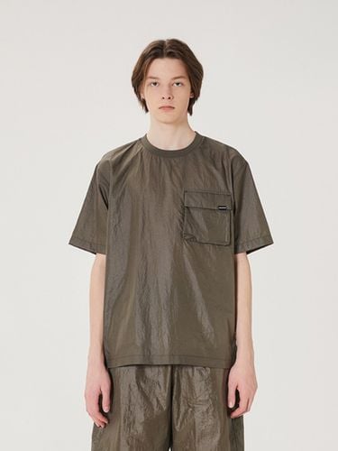 Glossy Woven Set Up Pocket T-shirt_Khaki - MARKM - Modalova