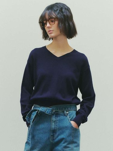 V Neck Reverse Detail Knit Top_Navy - PLAC - Modalova