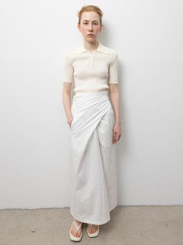 Crease Twisted Skirt_White - RRACE - Modalova