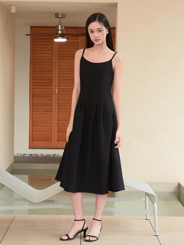 Romance Pintuck Maxi Dress (Black) - ZEROSTREET - Modalova