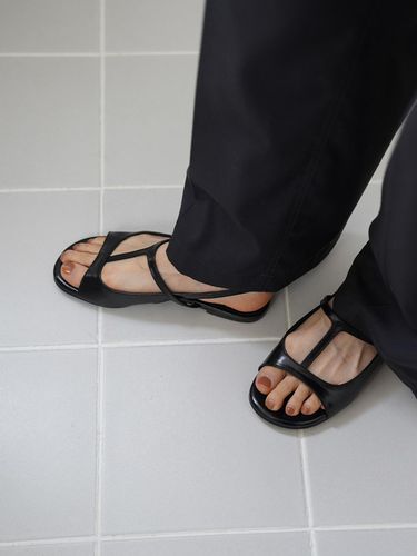 Round T Strap Sandal_Black - MOL:pin - Modalova