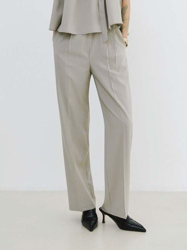 Summer Two Tuck Slacks_Beige - PLUNASTUDIO - Modalova