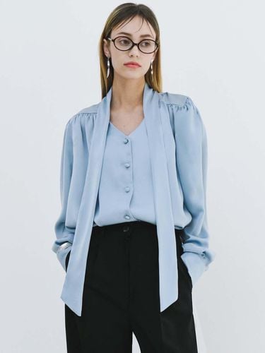 Reversible Shiny Tie Blouse_Sky Blue - PLUNASTUDIO - Modalova