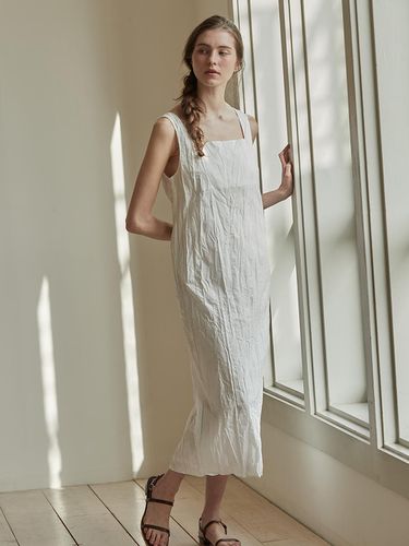 Crinkle Sleeveless Dress (White) - BEMUSE MANSION - Modalova