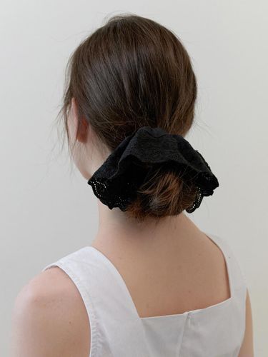 Coco Embroidery Lace Scrunchie_Black - KINDABABY - Modalova