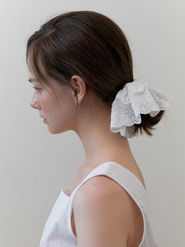 Coco Embroidery Lace Scrunchie_White - KINDABABY - Modalova