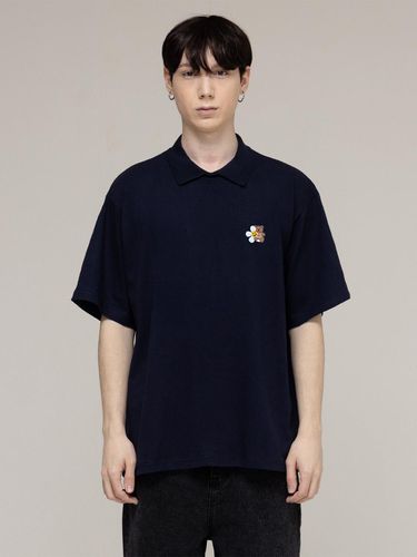 Flower Bear Smile Embroidery Collar T-shirt_Navy - GRAVER - Modalova