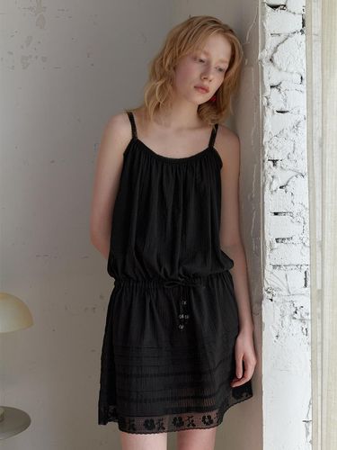 Skashi Lace Slip Dress_Black - Authenti - Modalova