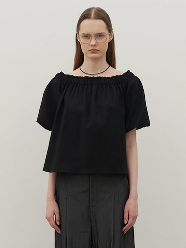 Off-Shoulder Shirred Blouse_Black - 320SHOWROOM - Modalova