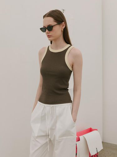 Ribbed Color-Blocked Sleeveless Top_Khaki - 320SHOWROOM - Modalova