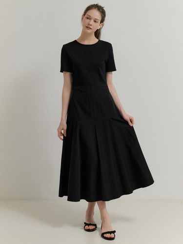 Tweener Flare Dress (Black) - RE_L - Modalova