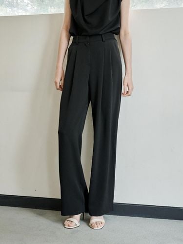 Double Pleated Slightly Wide Leg Slacks - MEZARR DE VON - Modalova