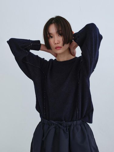 Raw Edged Detail Knit Top _ Navy - RE;CODE - Modalova