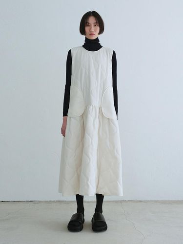 Quilting Voluminous Dress _ White - RE;CODE - Modalova