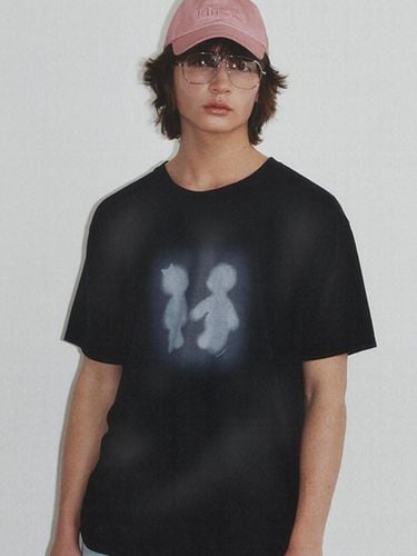 Sulfur Dyed Boy&Girl Print T-Shirt_Dusty Black - KINETO - Modalova